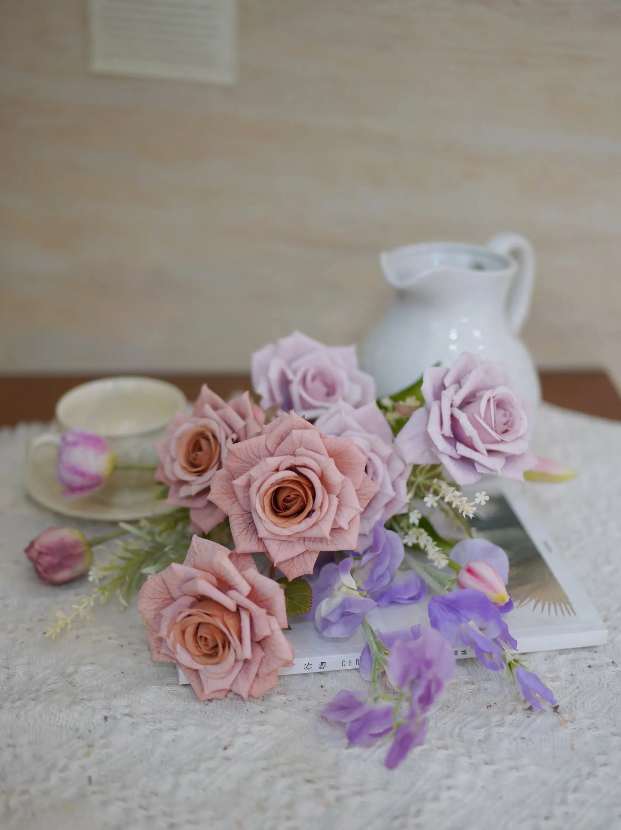 ピンクとライラックの人工フラワーアレンジメント（花瓶入り）