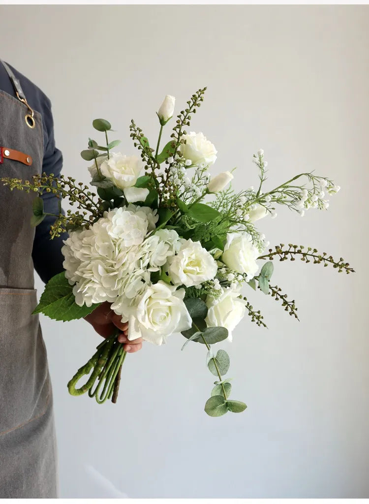 リアルタッチ人工花ブーケ/アレンジメント – ホワイトアジサイとバラのセンターピース