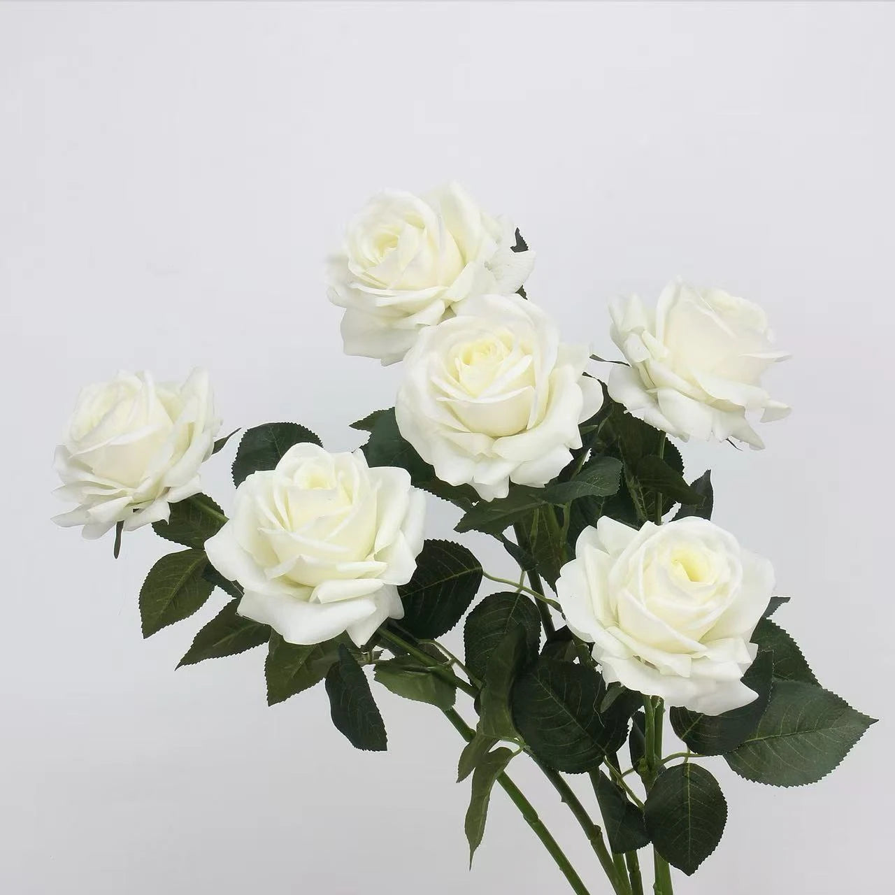 Rosenstiel aus künstlichen Rosen mit echter Haptik in Weiß – 63,5 cm