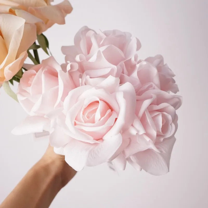 リアルタッチ タイタニック ローズ ブーケ – 5本の茎