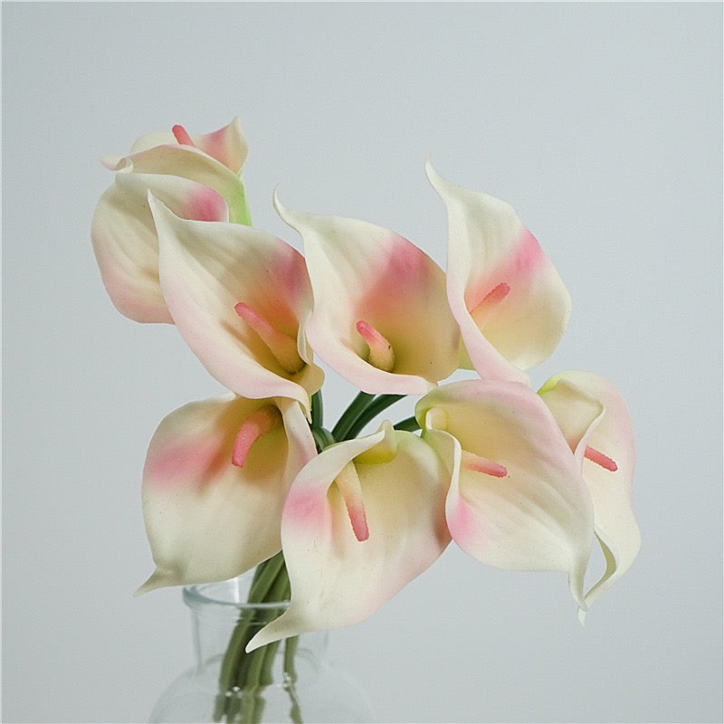 小さな人工カラリリーのブーケ – 9本の茎