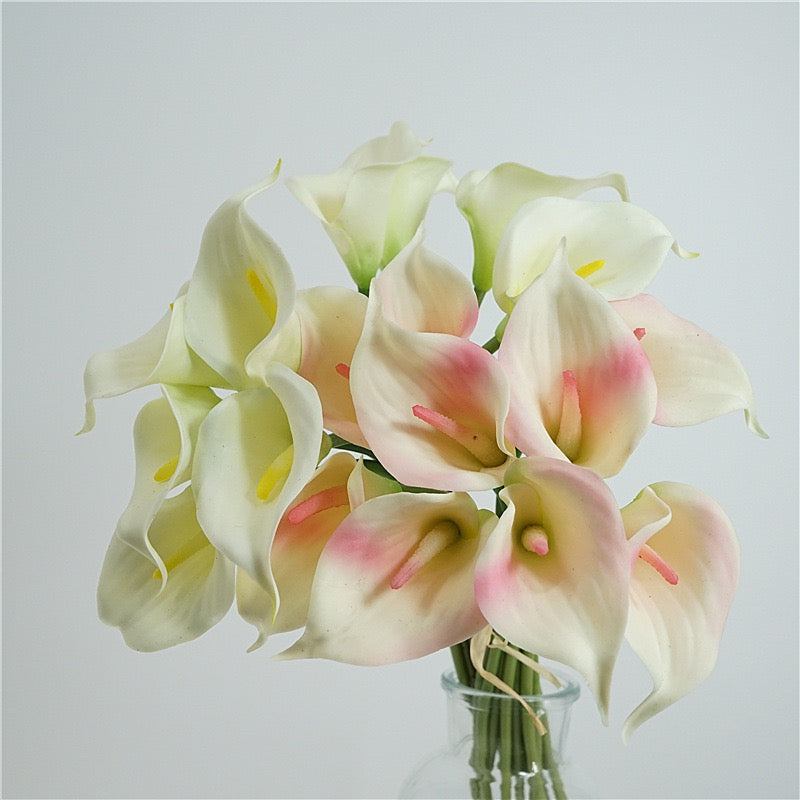 小さな人工カラリリーのブーケ – 9本の茎