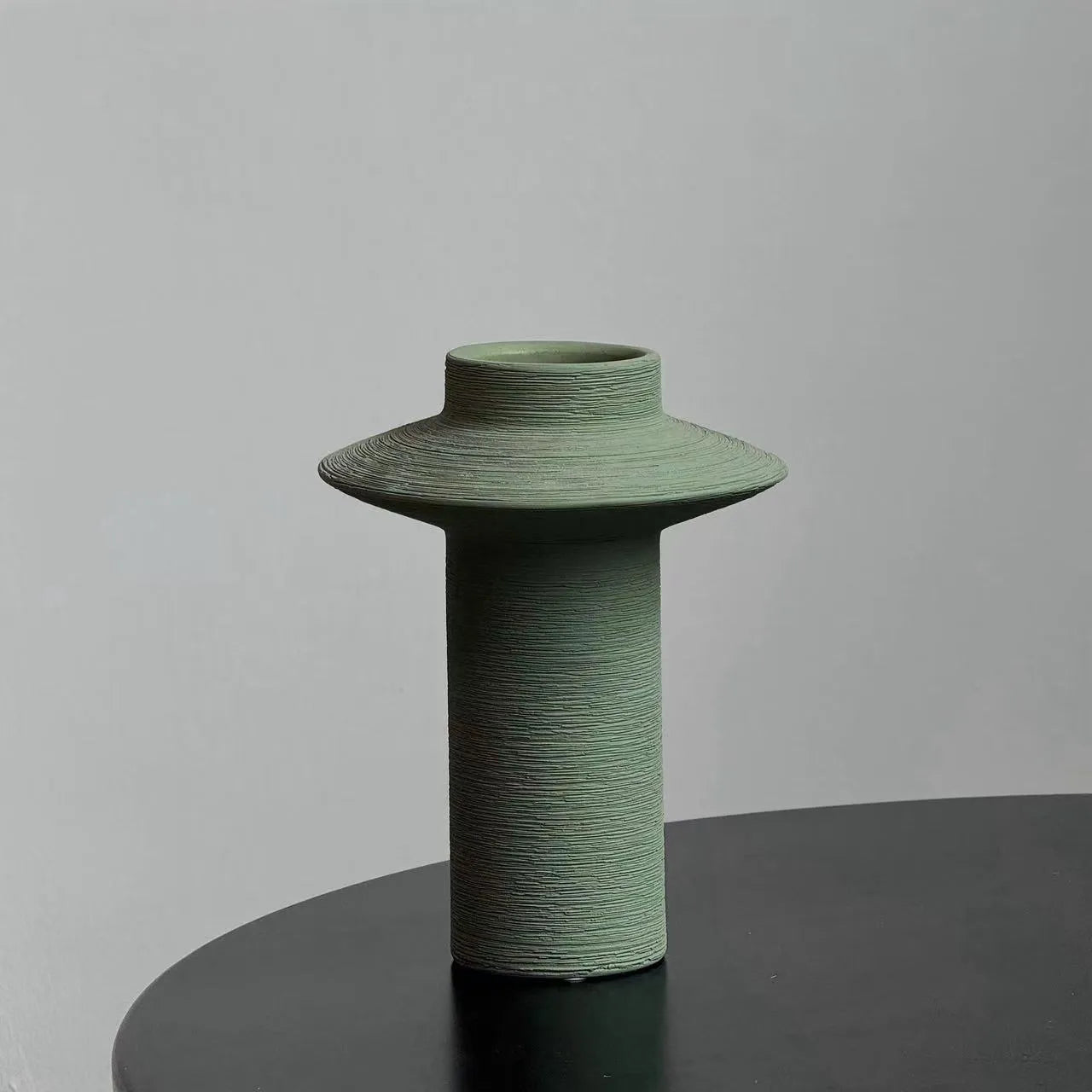 テクスチャーのある手彫りのセラミックバドベース