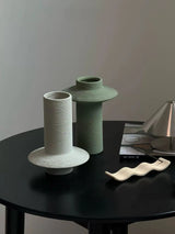 テクスチャーのある手彫りのセラミックバドベース