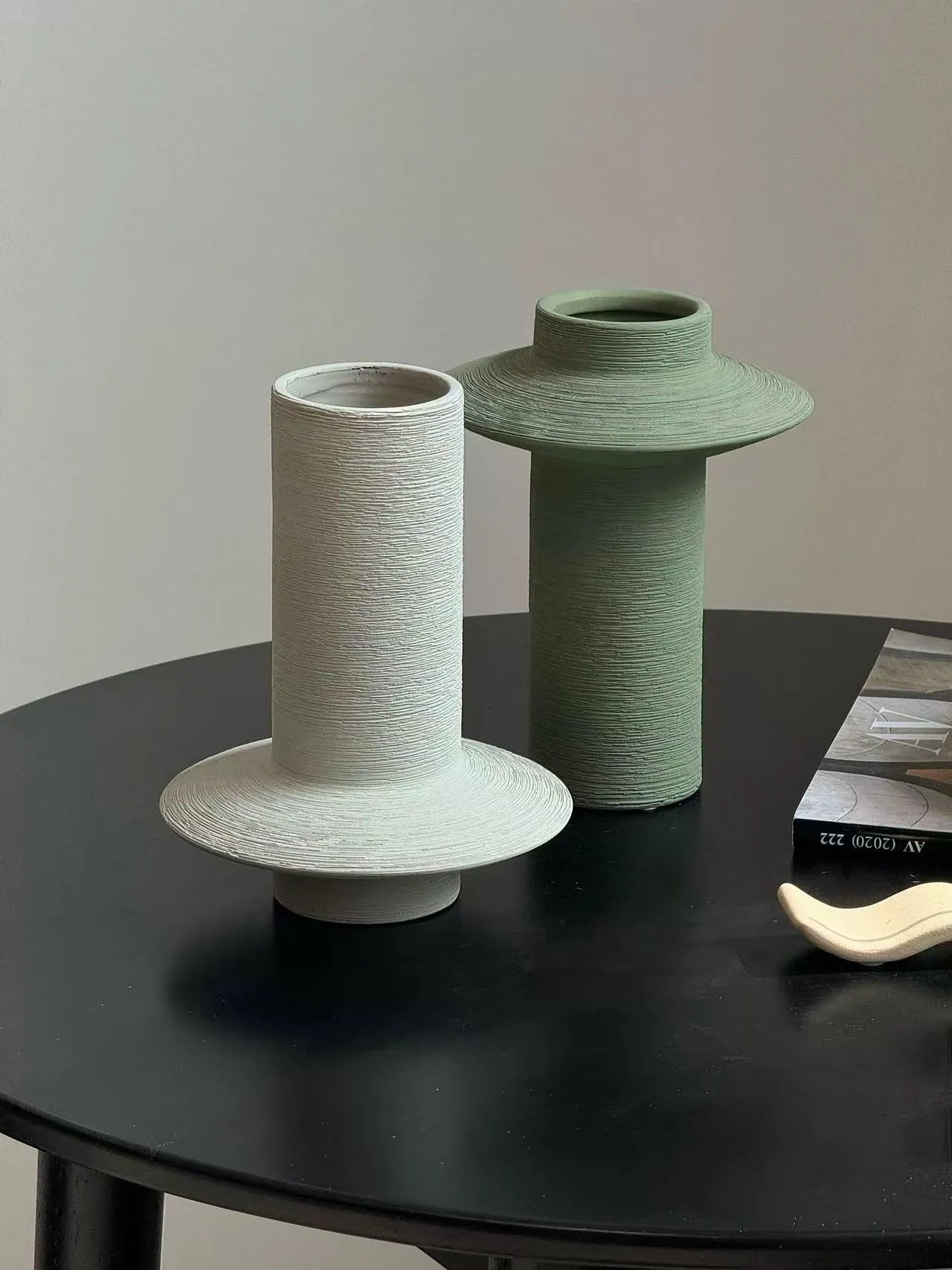 テクスチャーのある手彫りのセラミックバドベース