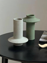 テクスチャーのある手彫りのセラミックバドベース