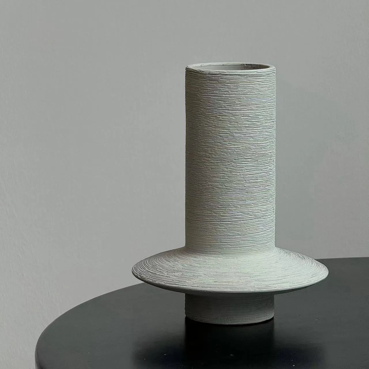 テクスチャーのある手彫りのセラミックバドベース