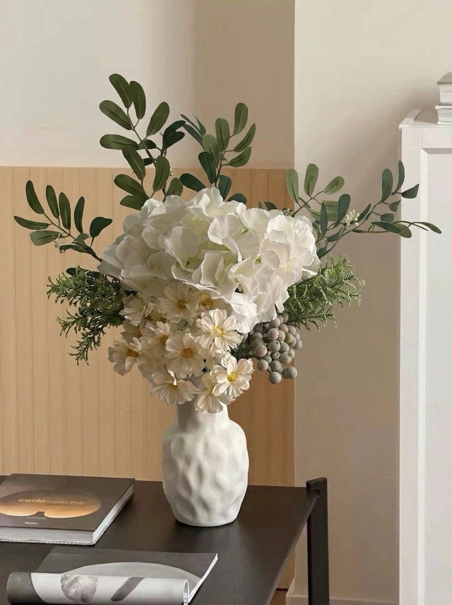 Der Alabasterhain – Künstliches Blumenarrangement mit Vase