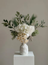 Der Alabasterhain – Künstliches Blumenarrangement mit Vase