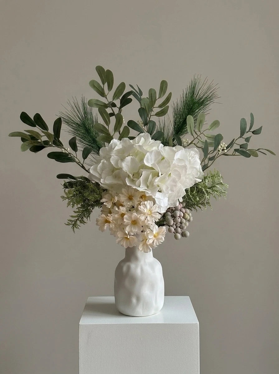 Der Alabasterhain – Künstliches Blumenarrangement mit Vase