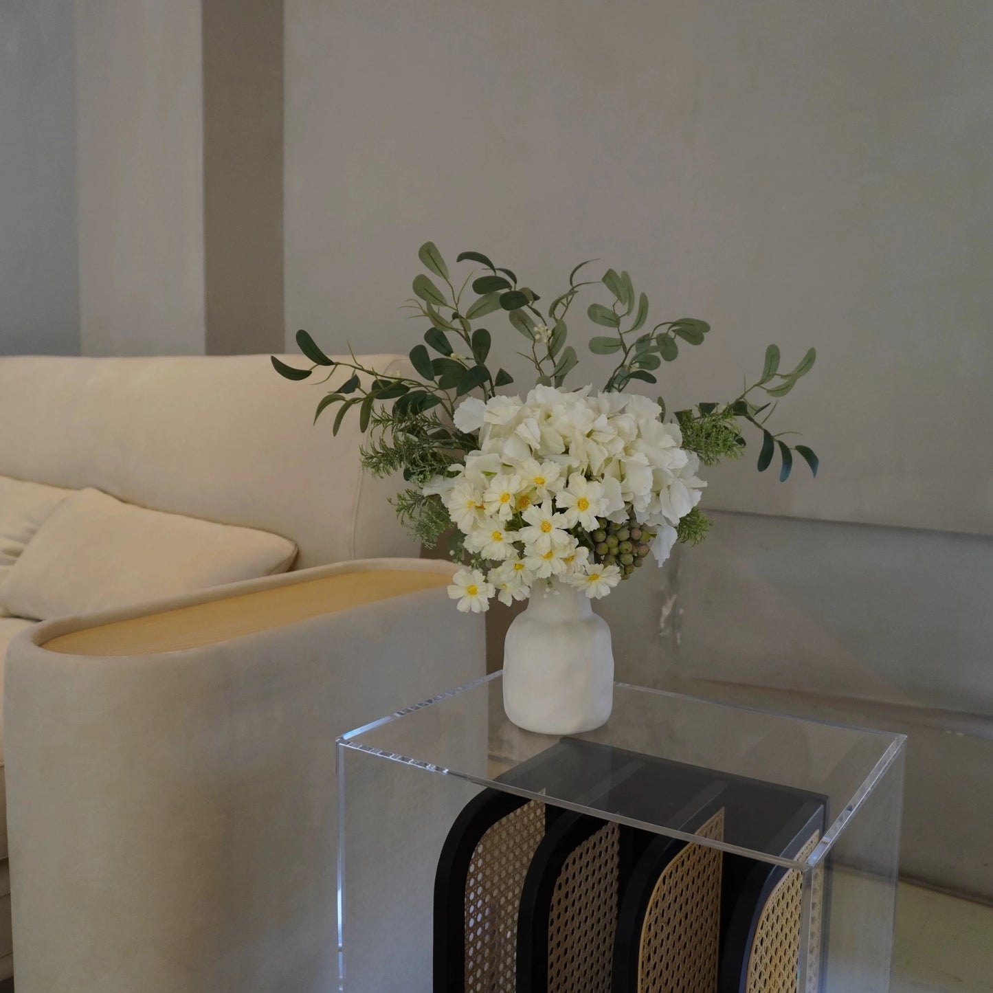 Der Alabasterhain – Künstliches Blumenarrangement mit Vase