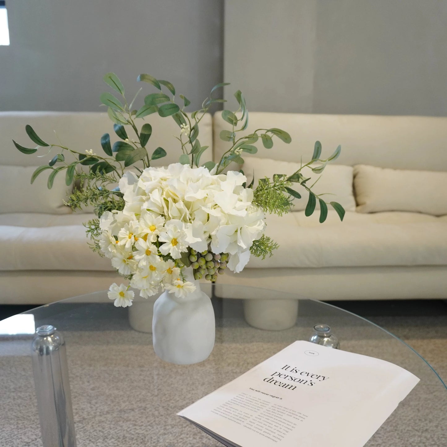 Der Alabasterhain – Künstliches Blumenarrangement mit Vase