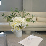 Der Alabasterhain – Künstliches Blumenarrangement mit Vase