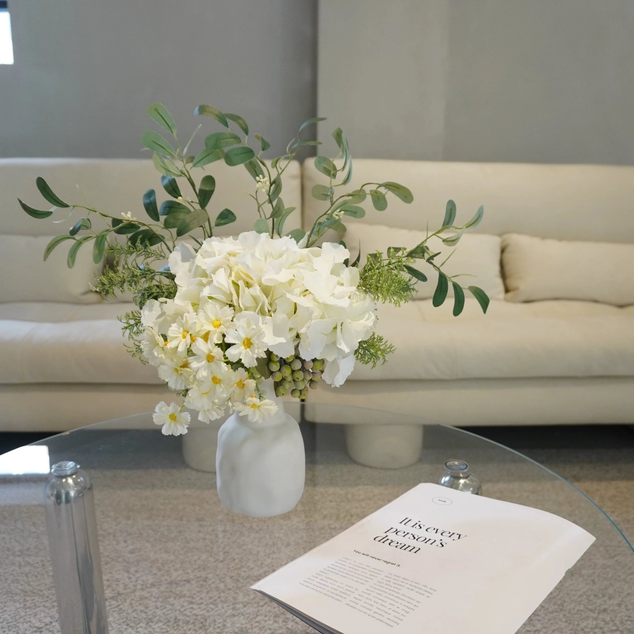 Der Alabasterhain – Künstliches Blumenarrangement mit Vase