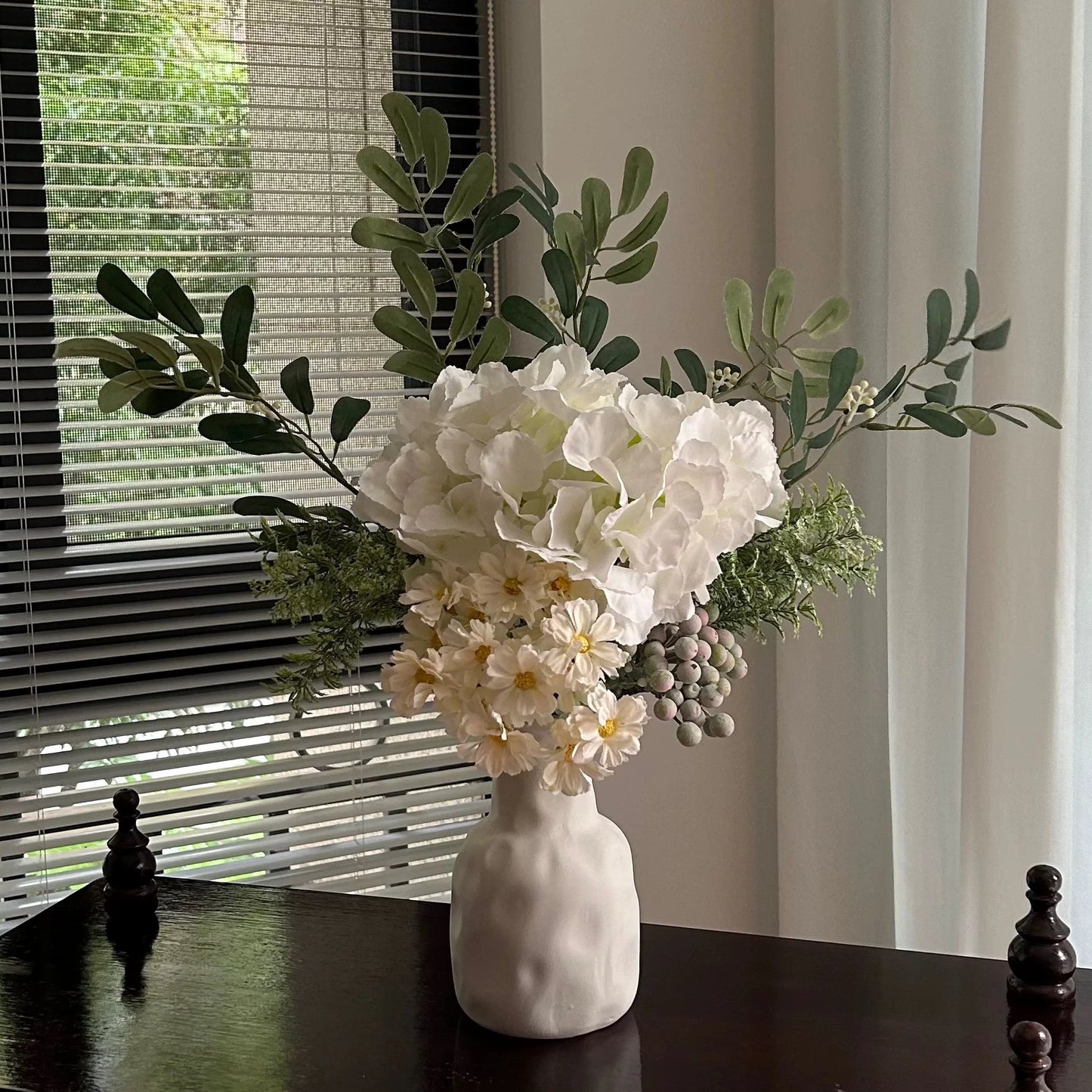 Der Alabasterhain – Künstliches Blumenarrangement mit Vase