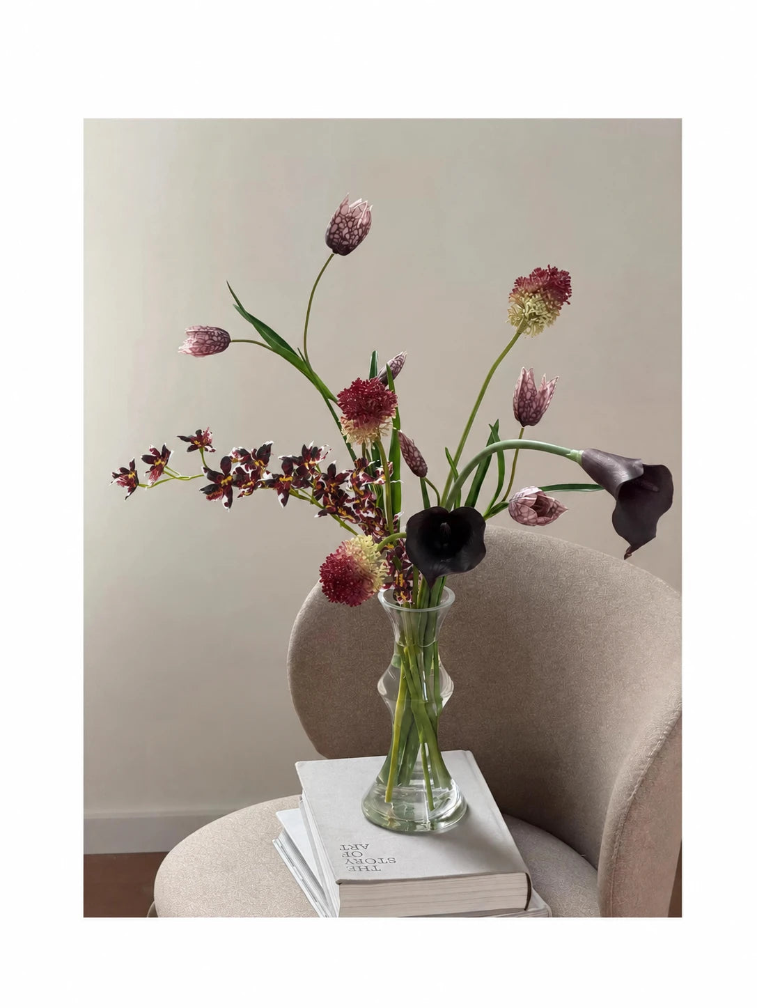 The Midnight Botanica: Künstlicher Blumenstrauß mit Schachbrettblumen und Calla-Lilien