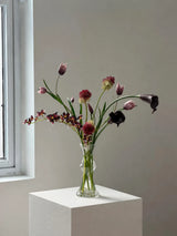The Midnight Botanica: Künstlicher Blumenstrauß mit Schachbrettblumen und Calla-Lilien