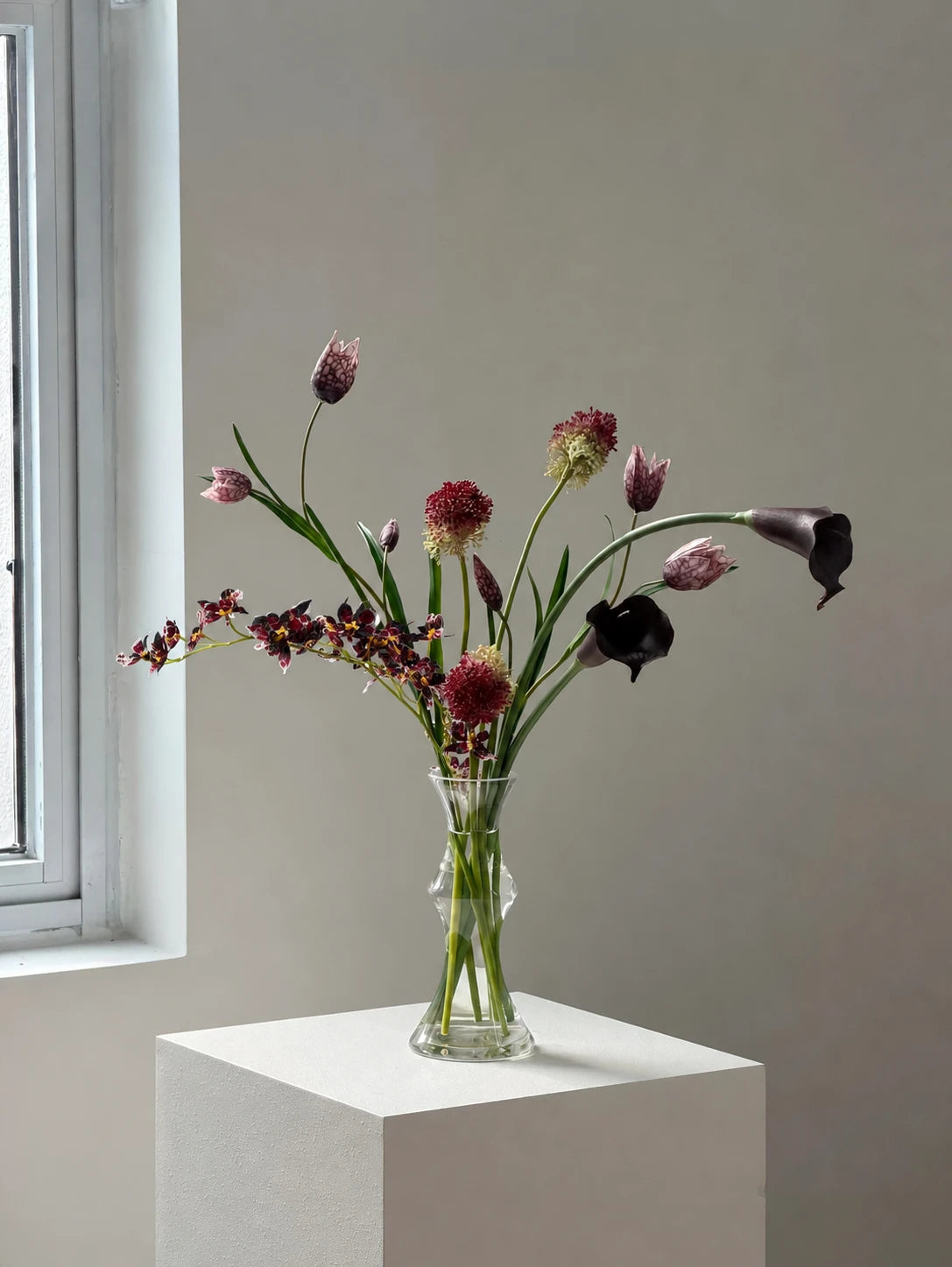 The Midnight Botanica: Künstlicher Blumenstrauß mit Schachbrettblumen und Calla-Lilien
