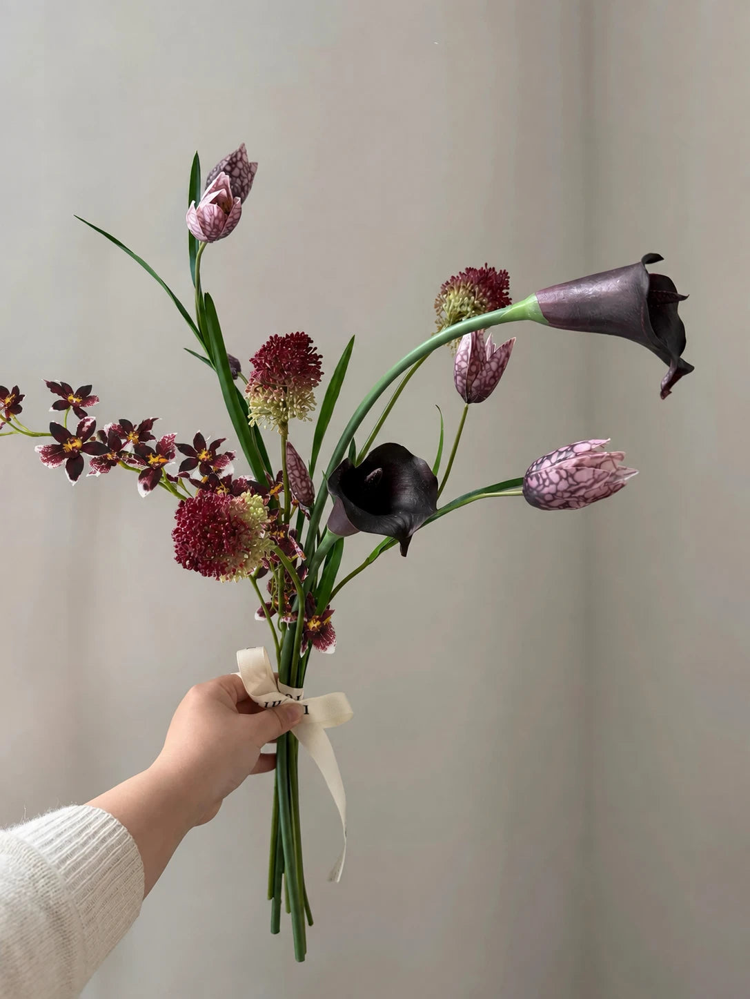 The Midnight Botanica: Künstlicher Blumenstrauß mit Schachbrettblumen und Calla-Lilien