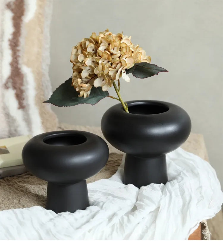 風変わりなセラミック花瓶 – 黒/白