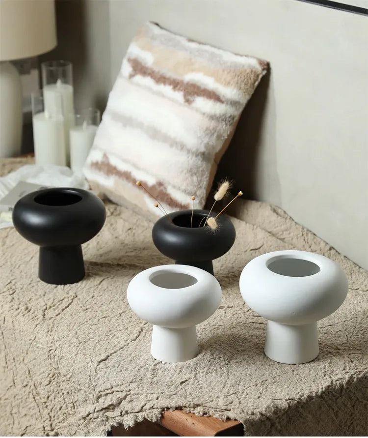 風変わりなセラミック花瓶 – 黒/白