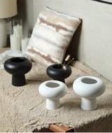 風変わりなセラミック花瓶 – 黒/白