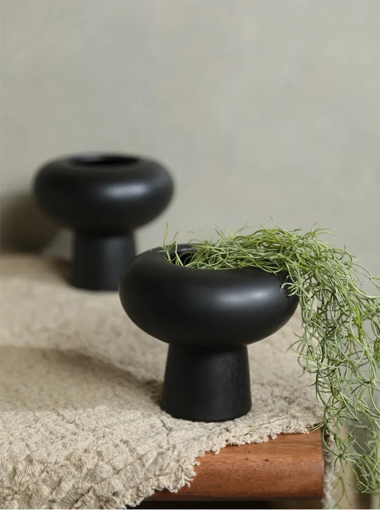 風変わりなセラミック花瓶 – 黒/白