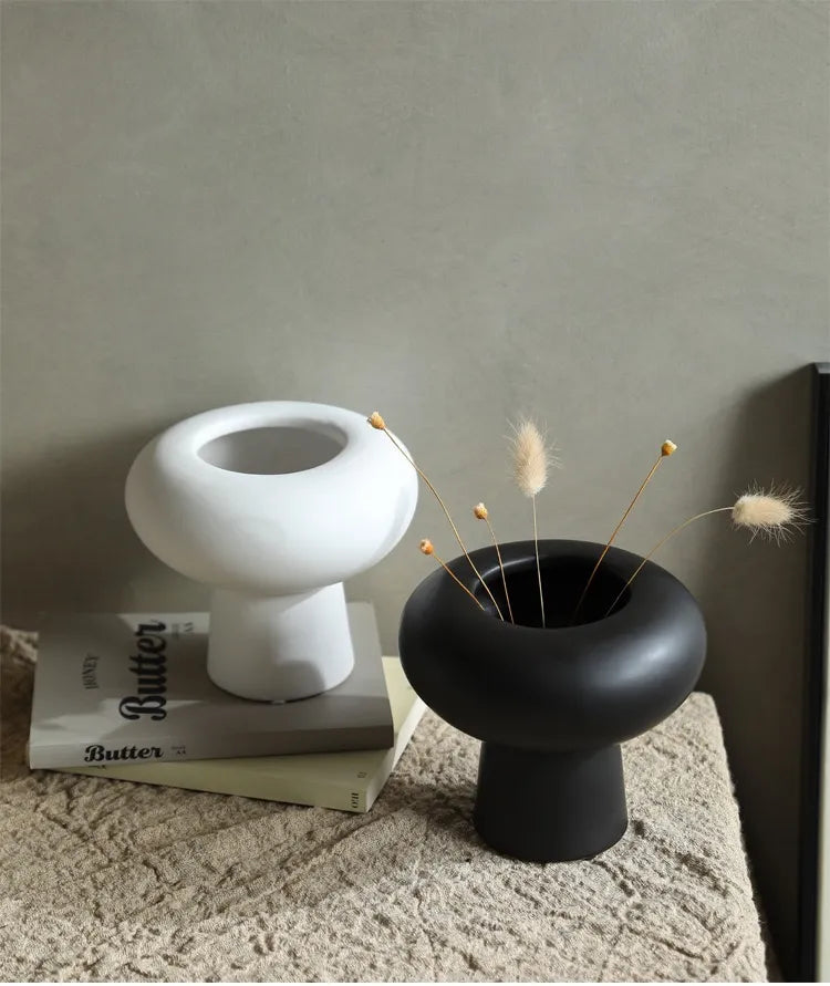 風変わりなセラミック花瓶 – 黒/白