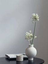 ホワイトアガパンサス - 花瓶の中の人工フラワーアレンジメント