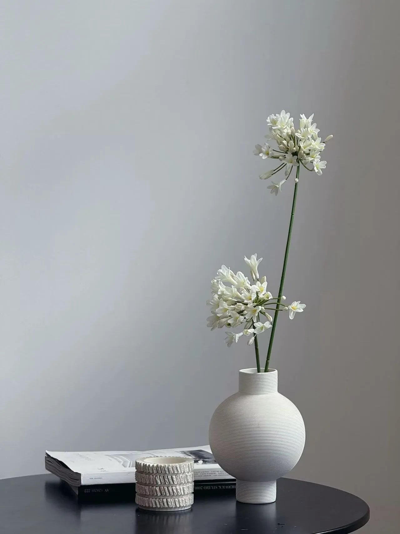 ホワイトアガパンサス - 花瓶の中の人工フラワーアレンジメント