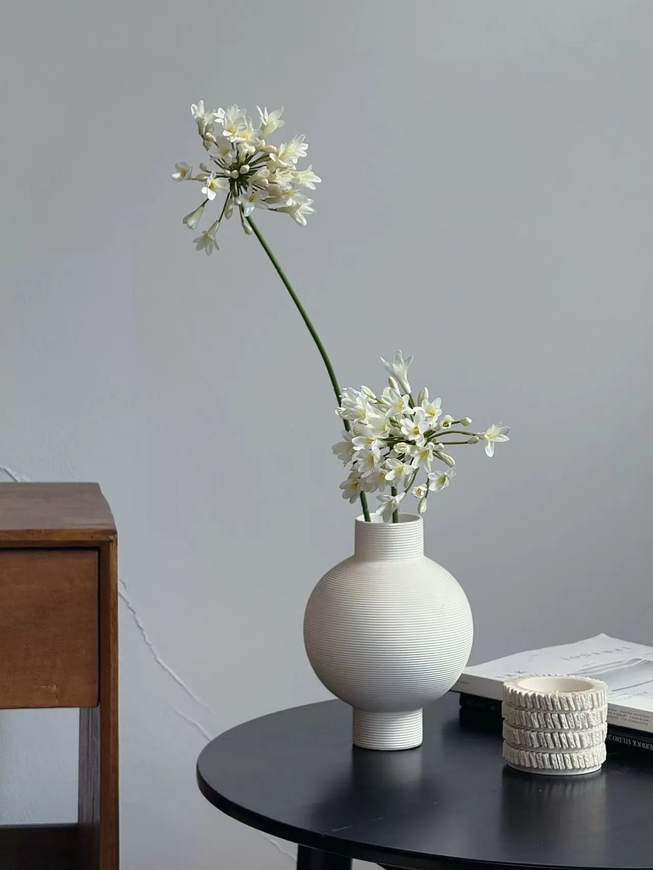 ホワイトアガパンサス - 花瓶の中の人工フラワーアレンジメント