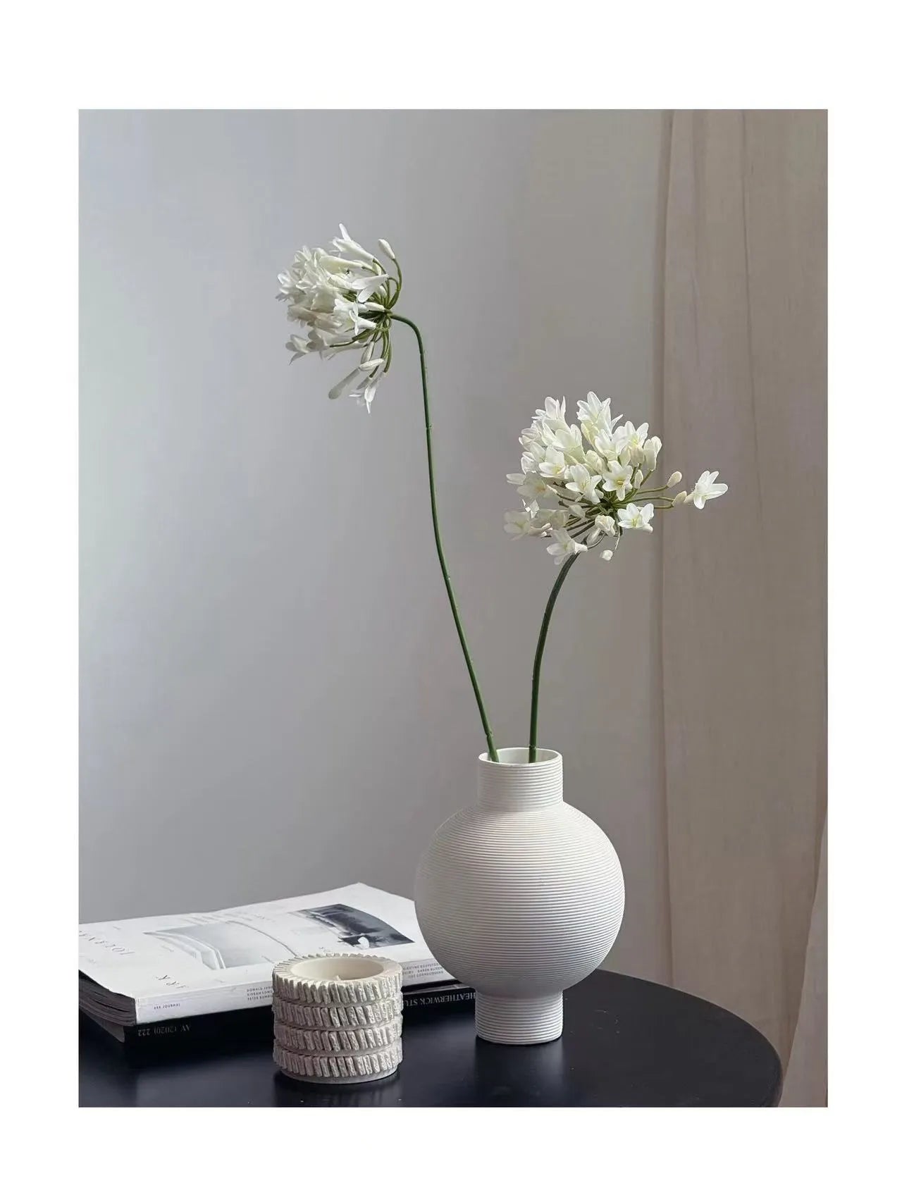 ホワイトアガパンサス - 花瓶の中の人工フラワーアレンジメント