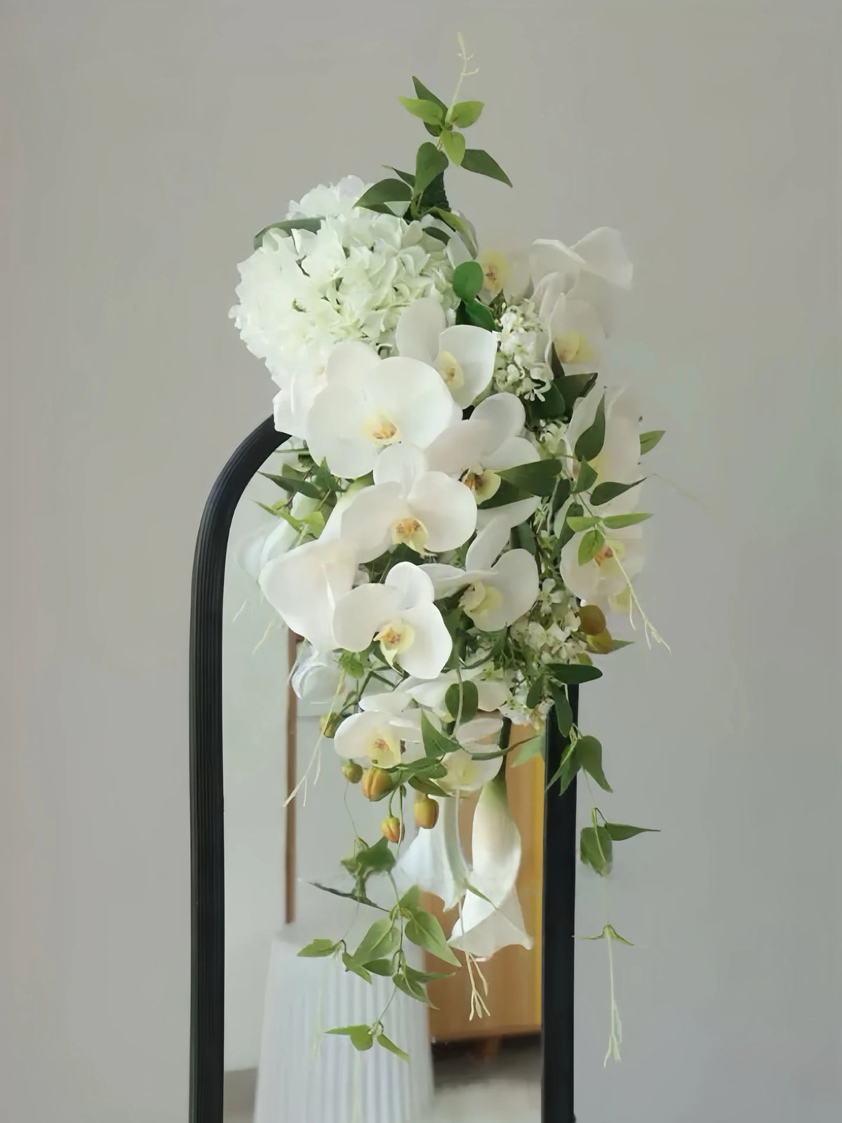 Weißer, kaskadierender Brautstrauß – Künstliche Hochzeitsblumen – Amoria Bloom