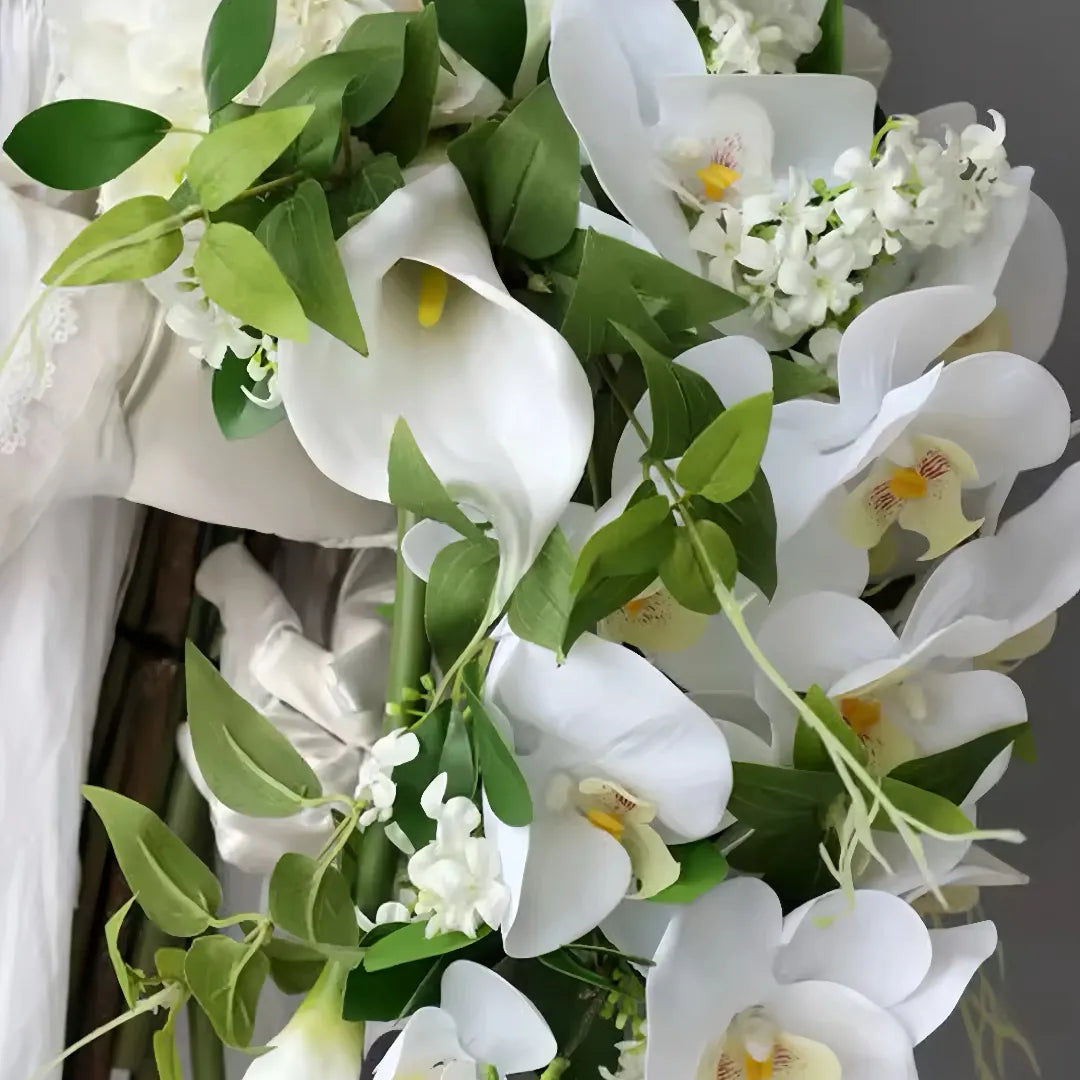 Weißer, kaskadierender Brautstrauß – Künstliche Hochzeitsblumen – Amoria Bloom