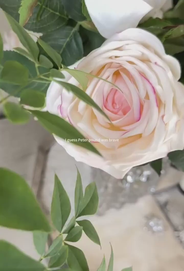 フェイクフラワー リアルタッチフラワー 白いバラ - 30インチのトリプルブロームと花蕾付き 