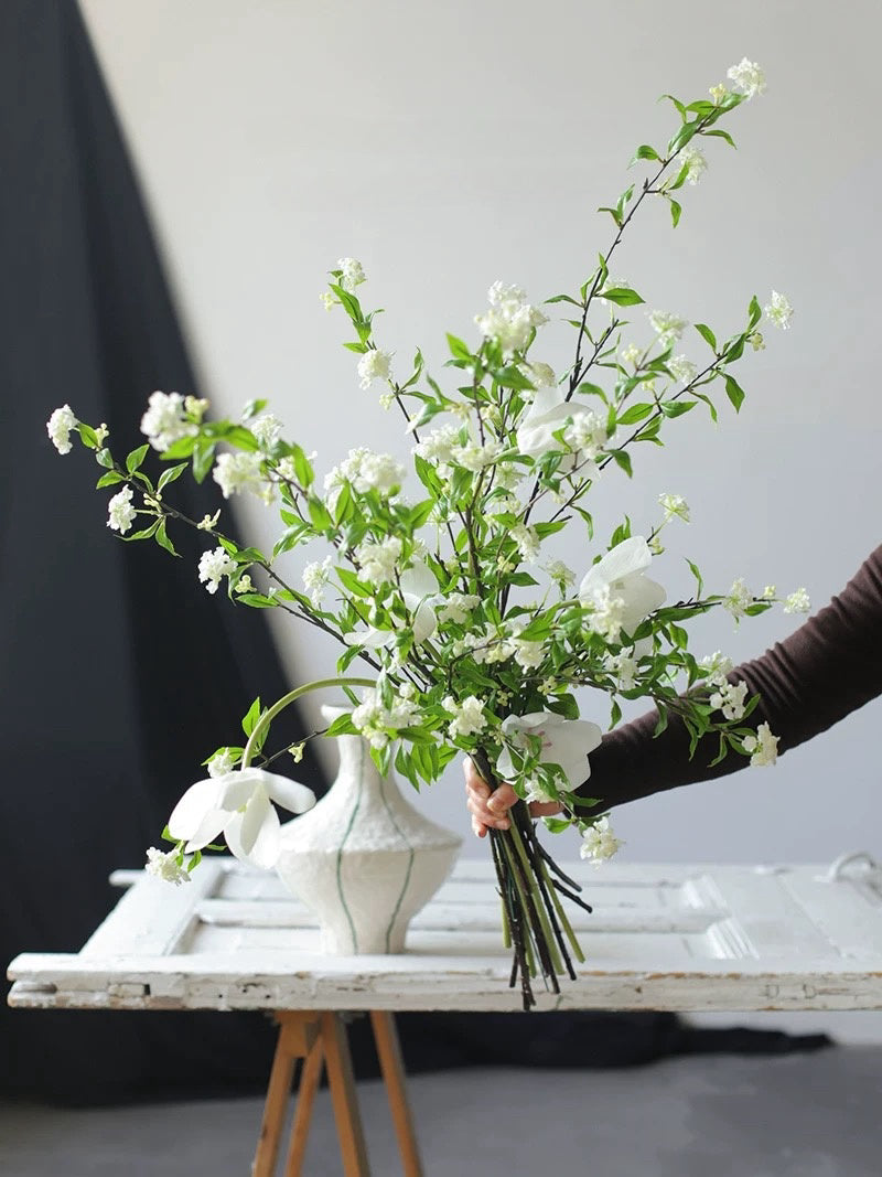 ホワイトスピラエア＆チューリップフェイクシルクフラワーアレンジメント/ブーケ - 31.5インチ