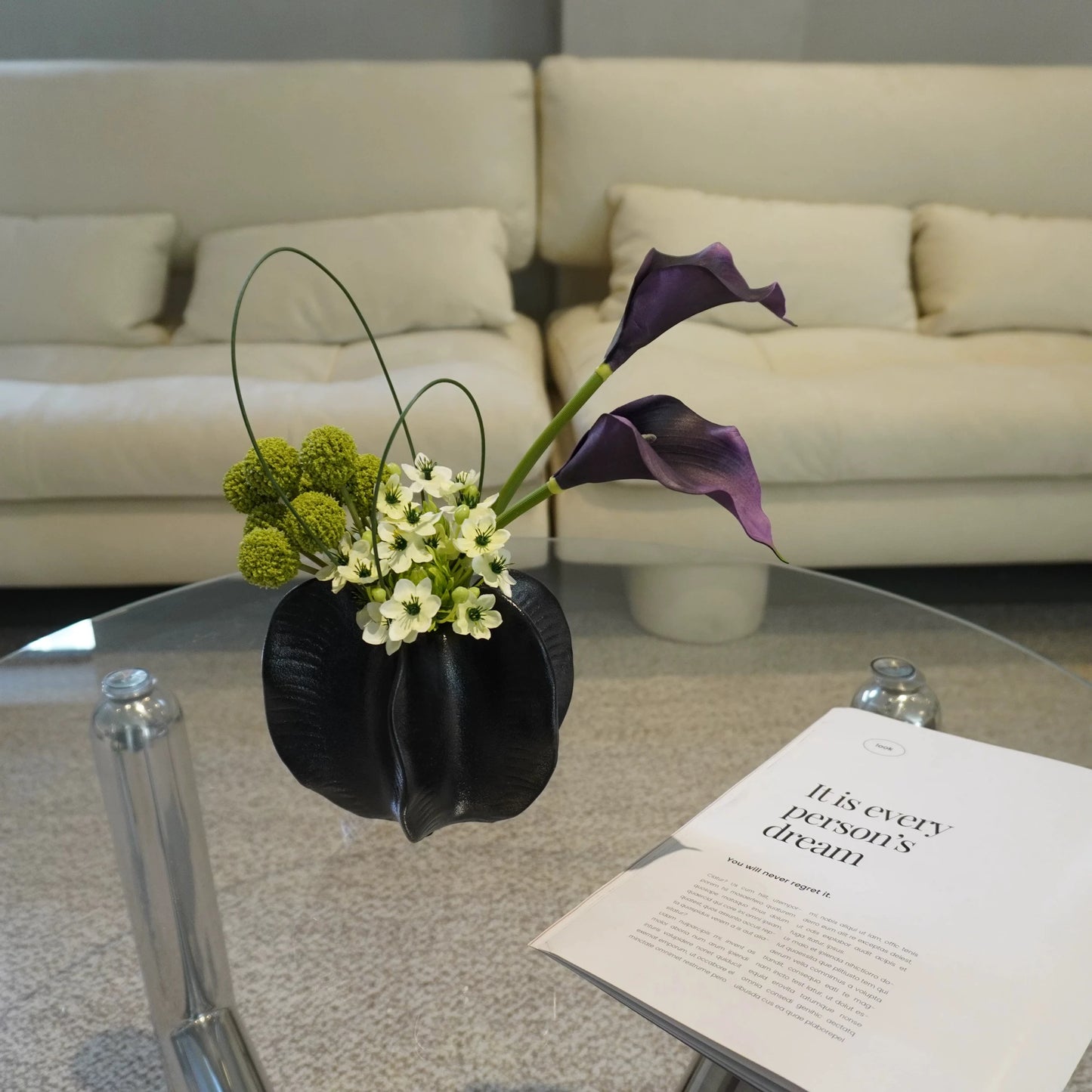 Die Samtwelle – Künstliches Blumenarrangement mit Vase