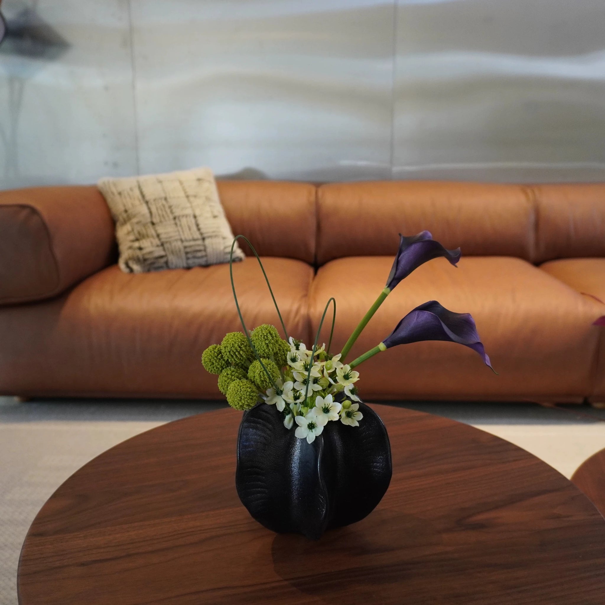 Die Samtwelle – Künstliches Blumenarrangement mit Vase