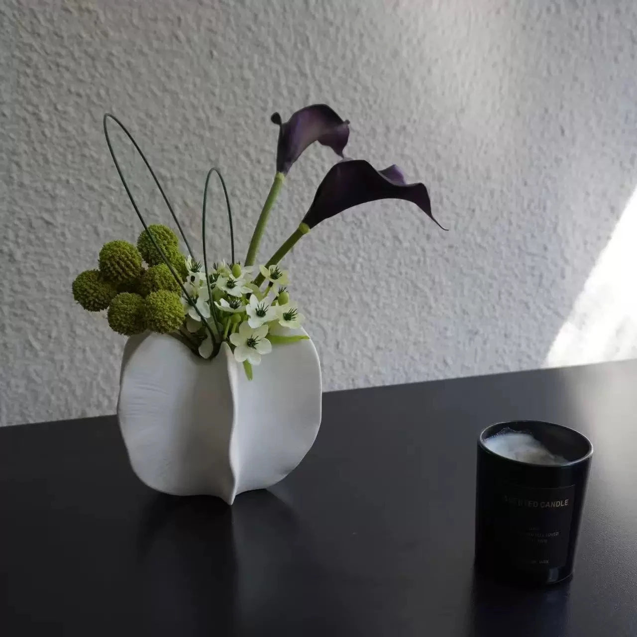 Die Samtwelle – Künstliches Blumenarrangement mit Vase