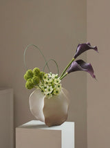 Die Samtwelle – Künstliches Blumenarrangement mit Vase