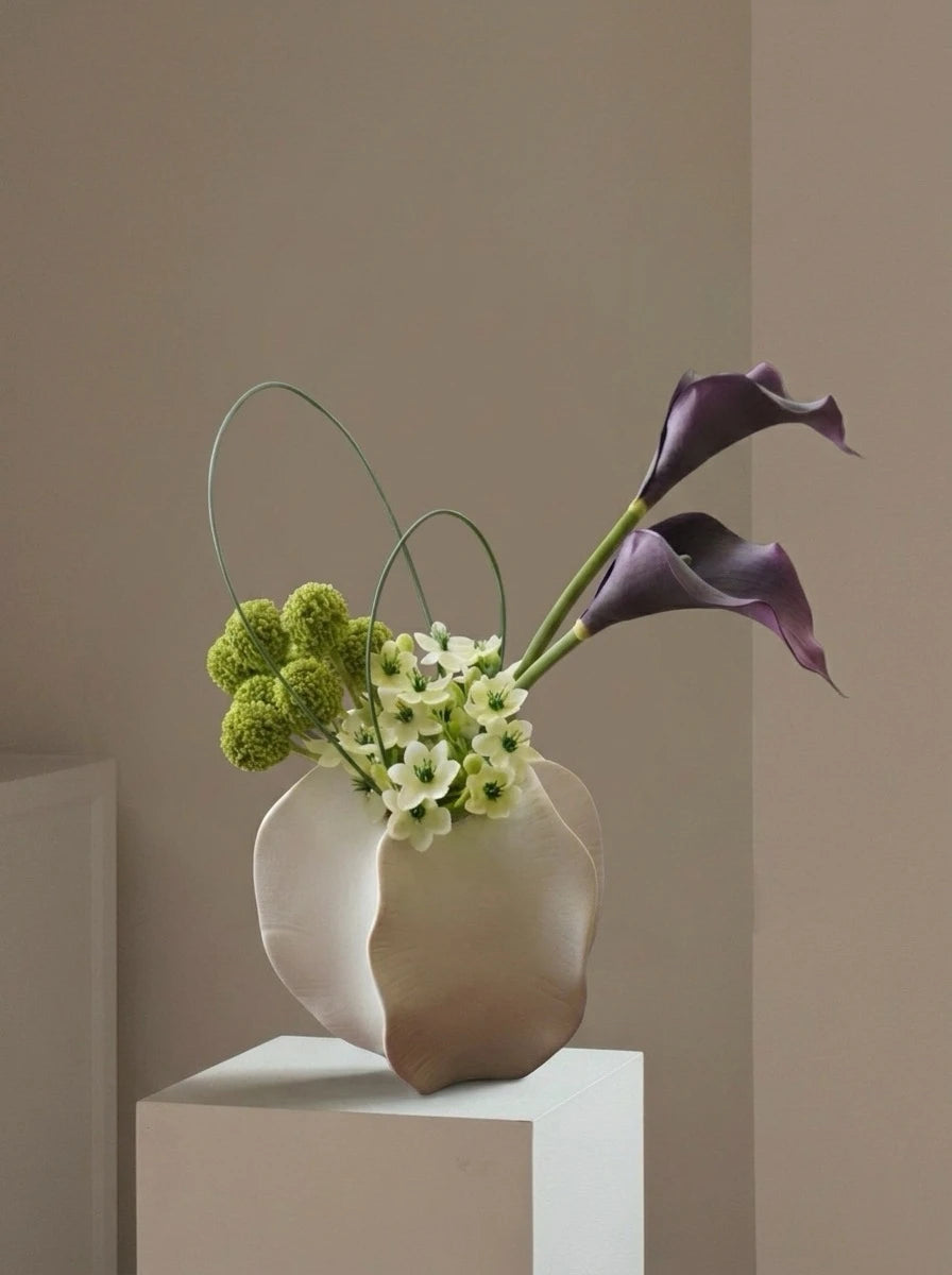 Die Samtwelle – Künstliches Blumenarrangement mit Vase