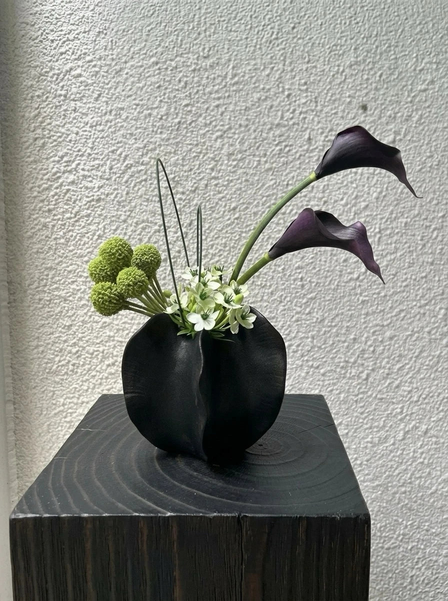 Die Samtwelle – Künstliches Blumenarrangement mit Vase